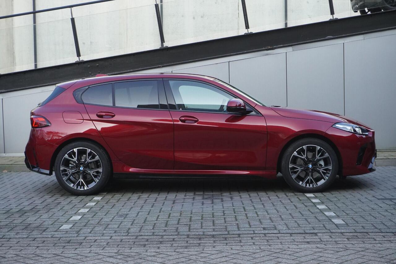 BMW 1-SERIE 120 M Sportpakket | Stuurwielrand verwarmd | Harman-Kardon sound system | BMW Head-Up Display | Parking Assistant Plus | Extra getint glas in achterportierruiten en achterruit | Ekris Selection