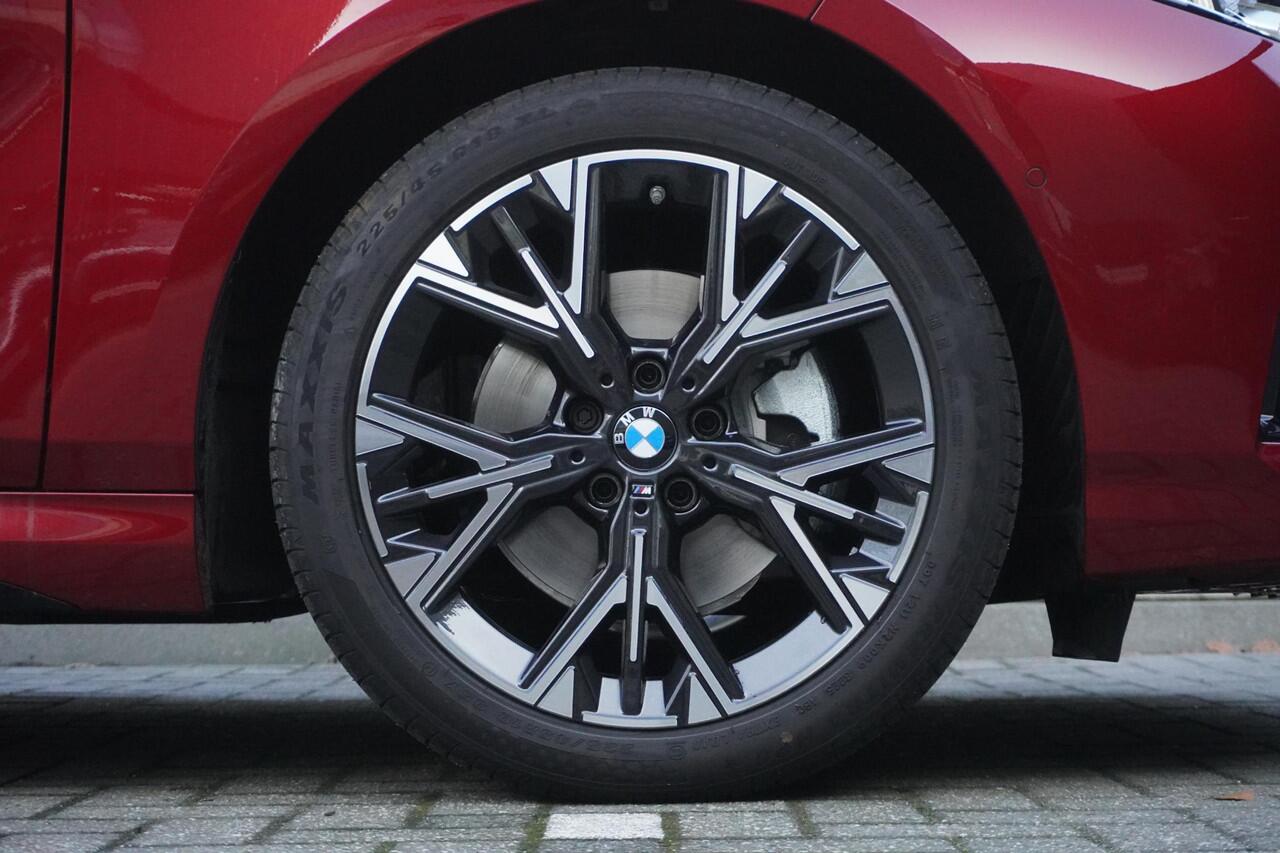 BMW 1-SERIE 120 M Sportpakket | Stuurwielrand verwarmd | Harman-Kardon sound system | BMW Head-Up Display | Parking Assistant Plus | Extra getint glas in achterportierruiten en achterruit | Ekris Selection