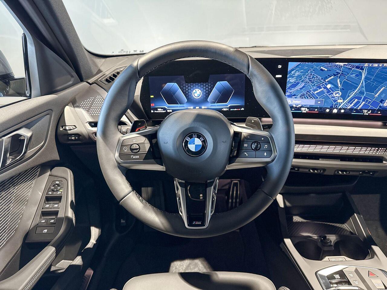 BMW 1-SERIE 120 M Sport Design Edition | Glazen Panoramadak | Stoelverwarming | Achteruitrijcamera |