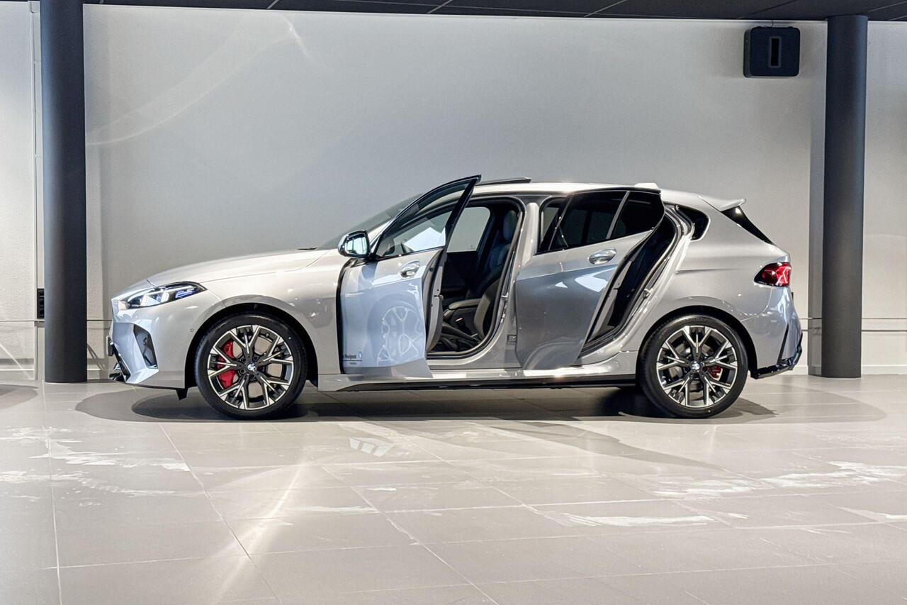 BMW 1-SERIE 120 M Sport Design Edition | Glazen Panoramadak | Stoelverwarming | Achteruitrijcamera |