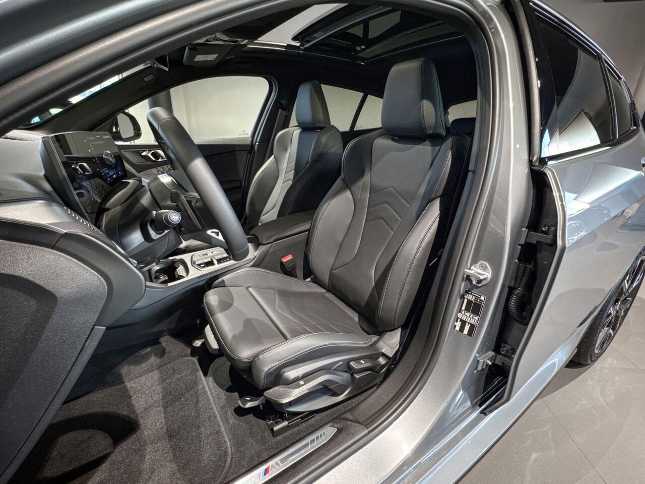 BMW 1-SERIE 120 M Sport Design Edition | Glazen Panoramadak | Stoelverwarming | Achteruitrijcamera |