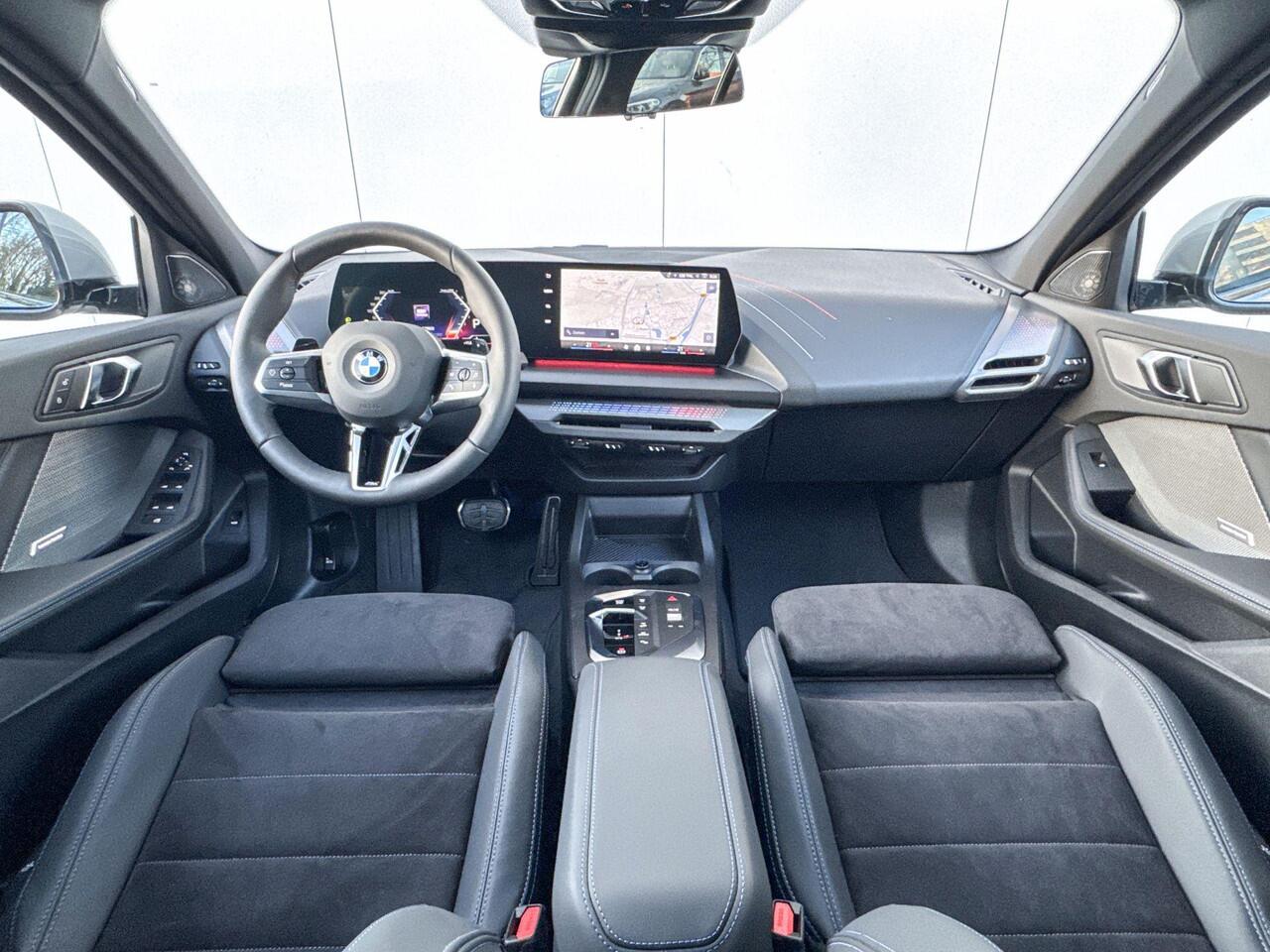 BMW 1-SERIE 120 M Sport Pro Glazen Schuifdak / Harman Kardon / Driving Assistant Plus / Stuurwielrand verwarmd