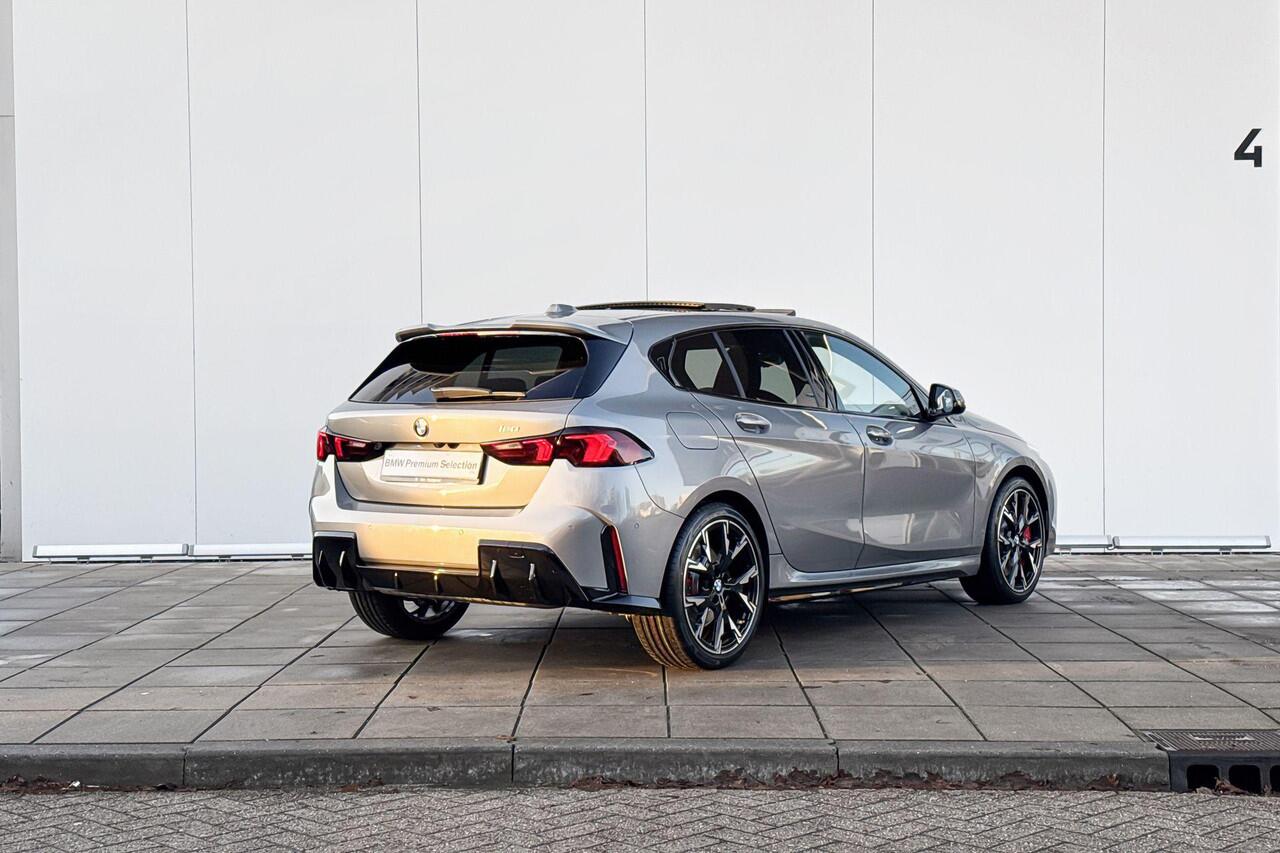 BMW 1-SERIE 120 M Sport Pro Glazen Schuifdak / Harman Kardon / Driving Assistant Plus / Stuurwielrand verwarmd