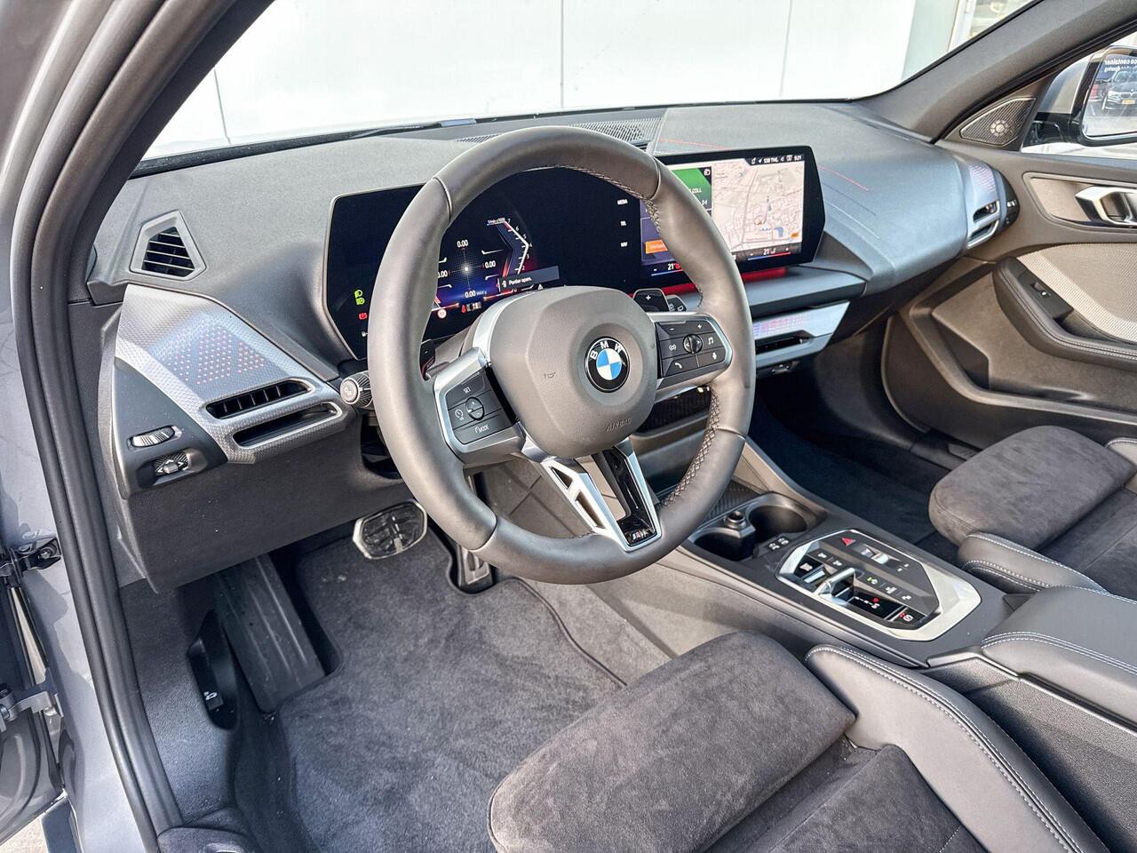 BMW 1-SERIE 120 M Sport Pro Glazen Schuifdak / Harman Kardon / Driving Assistant Plus / Stuurwielrand verwarmd