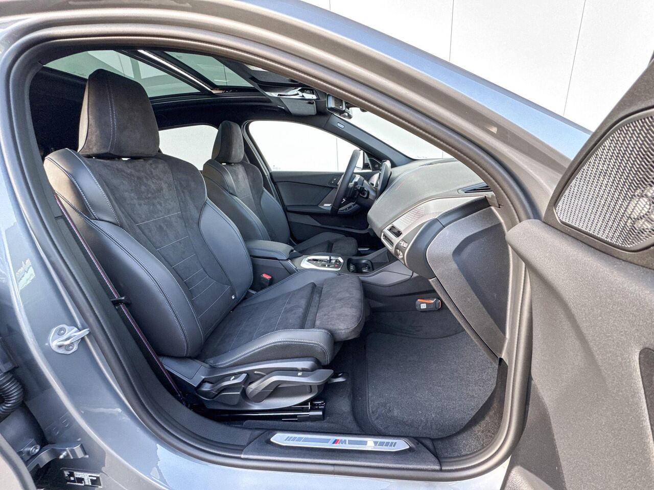 BMW 1-SERIE 120 M Sport Pro Glazen Schuifdak / Harman Kardon / Driving Assistant Plus / Stuurwielrand verwarmd