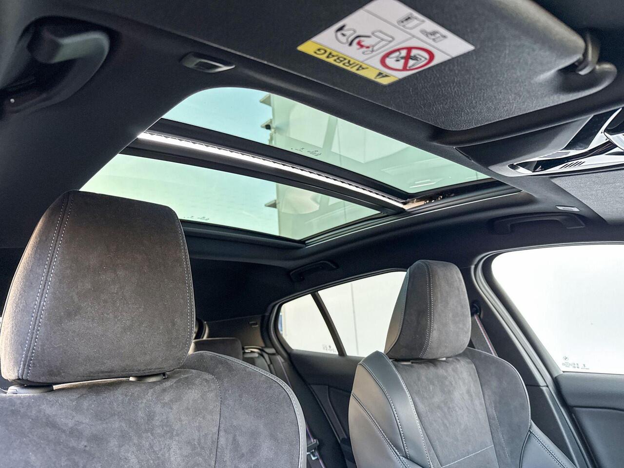 BMW 1-SERIE 120 M Sport Pro Glazen Schuifdak / Harman Kardon / Driving Assistant Plus / Stuurwielrand verwarmd