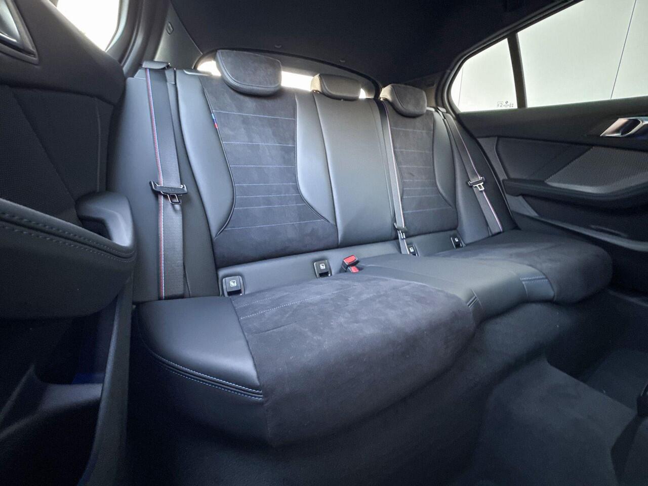 BMW 1-SERIE 120 M Sport Pro Glazen Schuifdak / Harman Kardon / Driving Assistant Plus / Stuurwielrand verwarmd