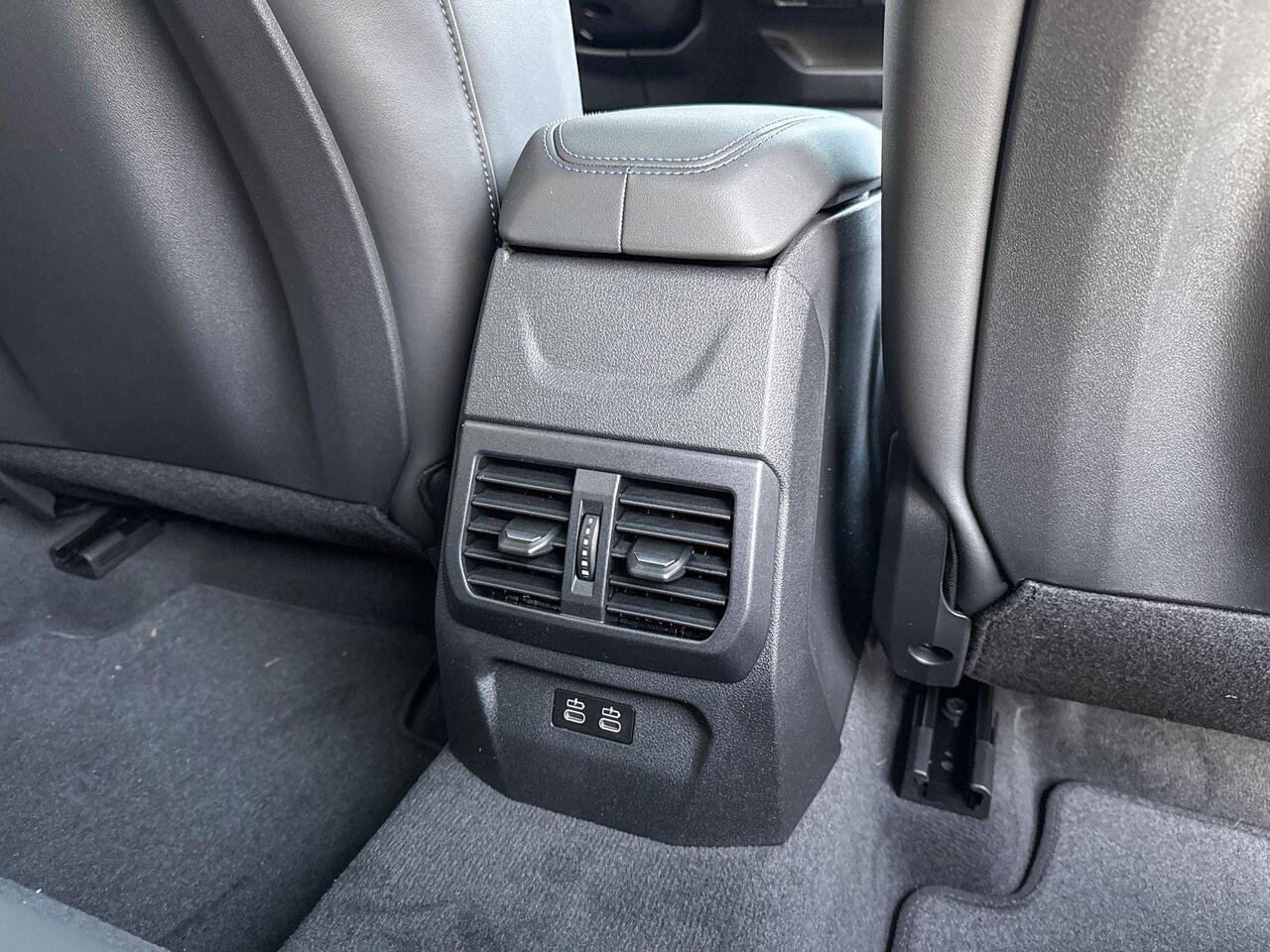 BMW 1-SERIE 120 M Sport Pro Glazen Schuifdak / Harman Kardon / Driving Assistant Plus / Stuurwielrand verwarmd