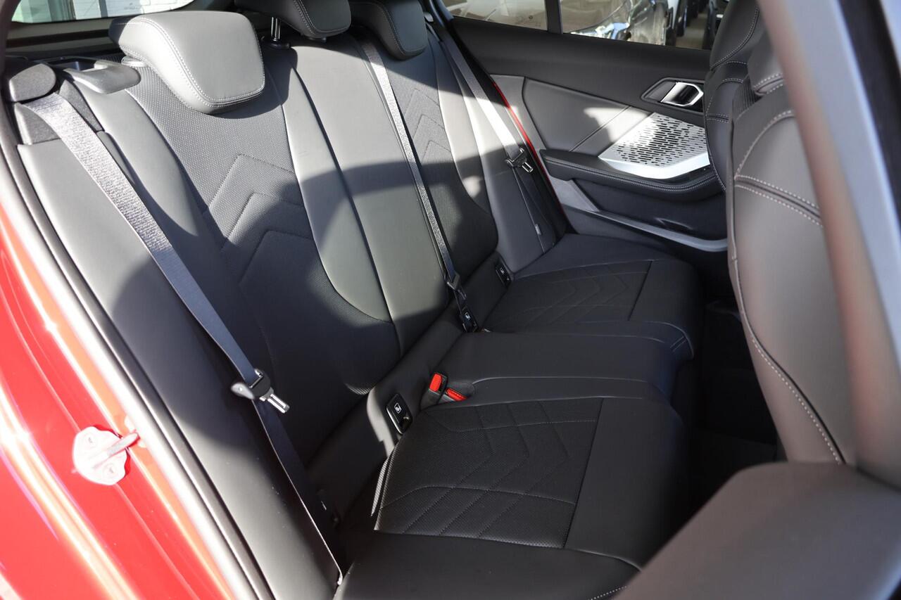 BMW 1-SERIE 120 M Sport Design Edition | Driving Assistant | Voorstoelen Verwarmd | Apple Carplay | Ekris Selection