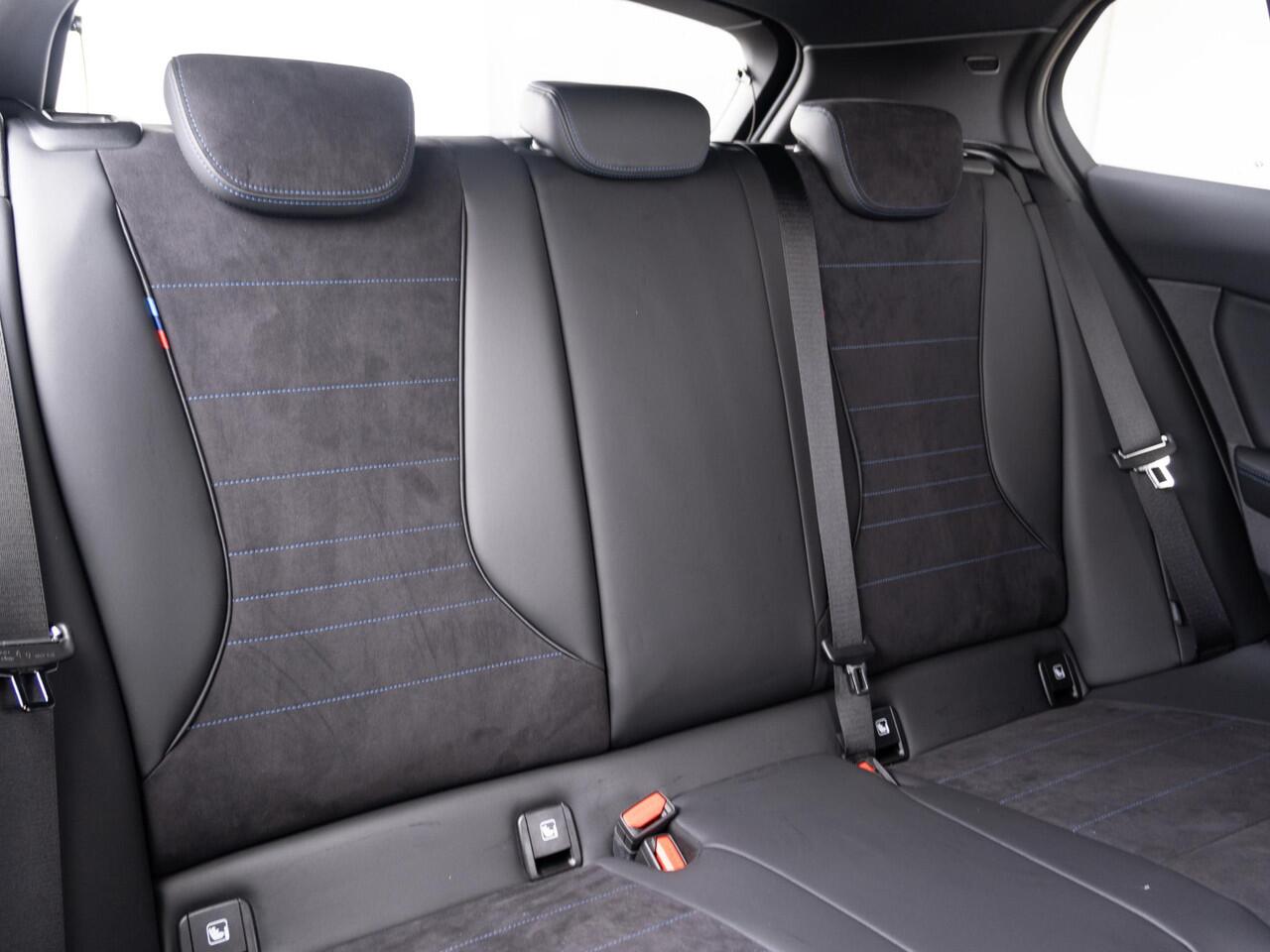 BMW 1-SERIE 120 | M Sportpakket | Premium Pack | Stuurwielrand verwarmd | Comfort Access | Achteruitrijcamera | Stoelverwarming | 18'' | Ekris Selection