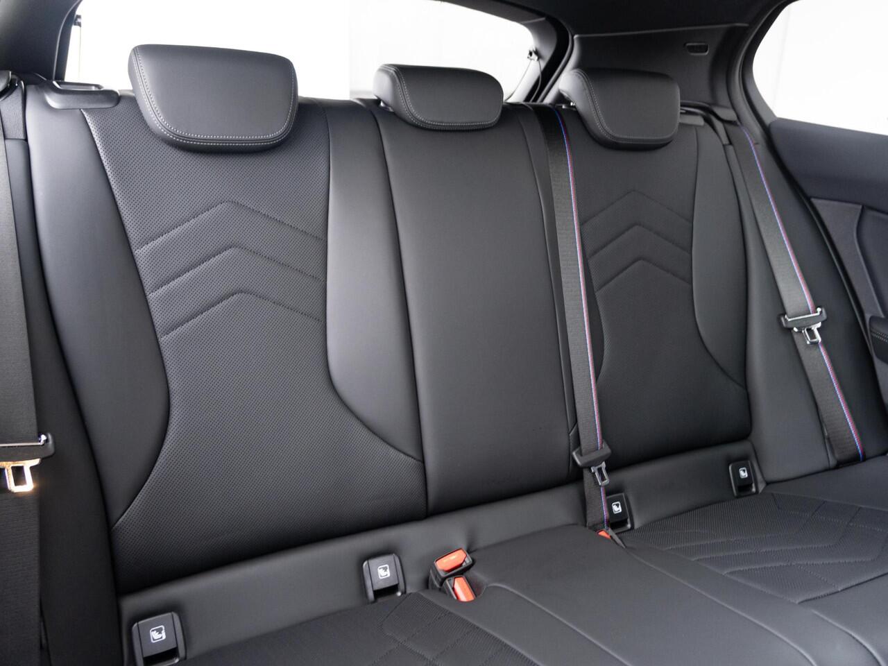 BMW 1-SERIE 120 | M Sportpakket Pro | Premium Pack | Stuurwielrand verwarmd | Comfort Access | Achteruitrijcamera | Panoramadak | Driving Assistant Plus | Ekris Selection