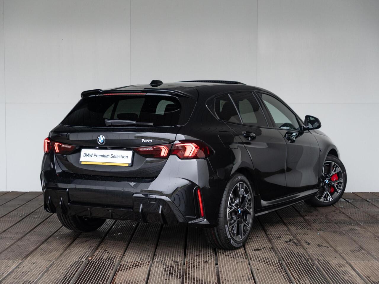 BMW 1-SERIE 120 | M Sportpakket Pro | Premium Pack | Stuurwielrand verwarmd | Comfort Access | Achteruitrijcamera | Panoramadak | Driving Assistant Plus | Ekris Selection