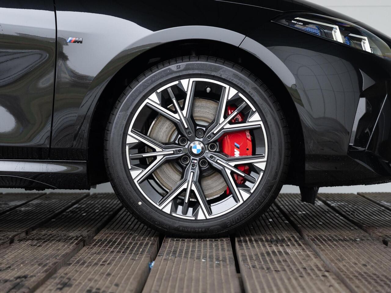 BMW 1-SERIE 120 | M Sportpakket Pro | Premium Pack | Stuurwielrand verwarmd | Comfort Access | Achteruitrijcamera | Panoramadak | Driving Assistant Plus | Ekris Selection