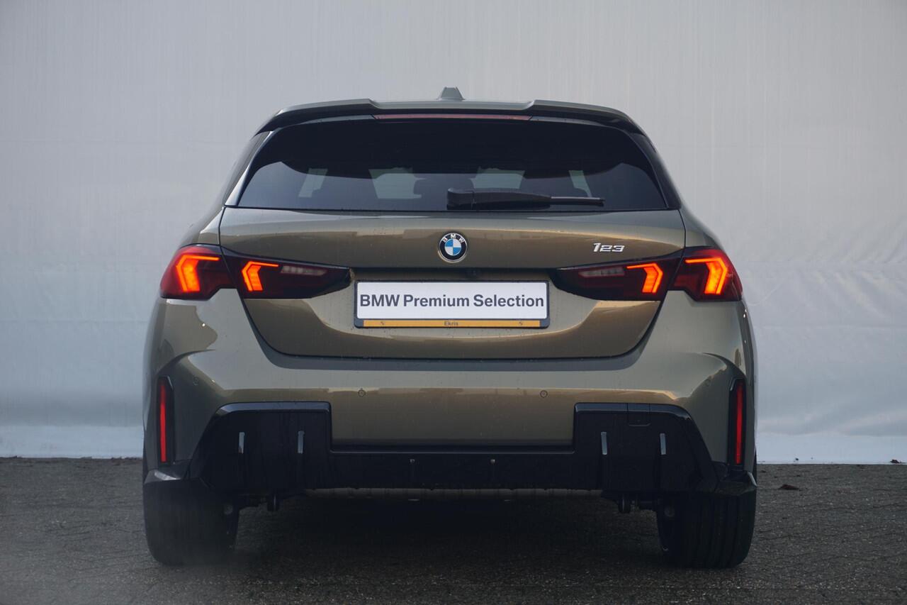 BMW 1-SERIE 123 xDrive M Sportpakket Pro 19'' | Panoramadak | Elektrisch verstelbare stoelen | Harman Kardon | Ekris Selection