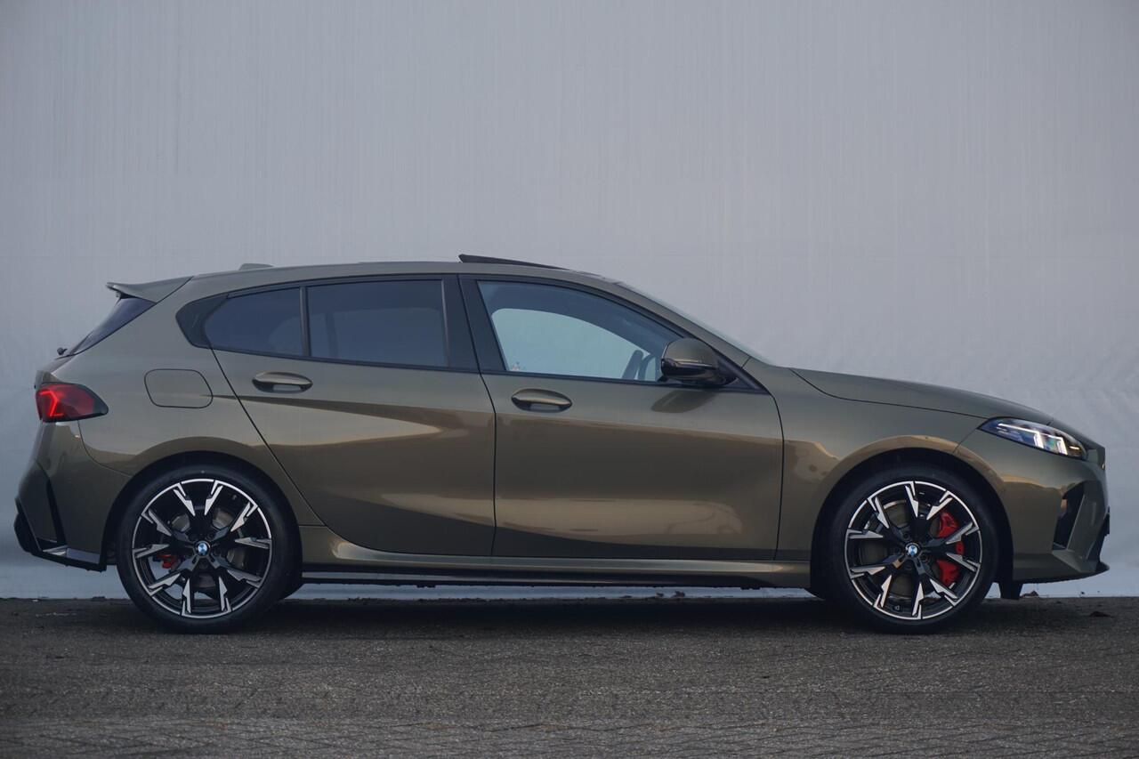 BMW 1-SERIE 123 xDrive M Sportpakket Pro 19'' | Panoramadak | Elektrisch verstelbare stoelen | Harman Kardon | Ekris Selection