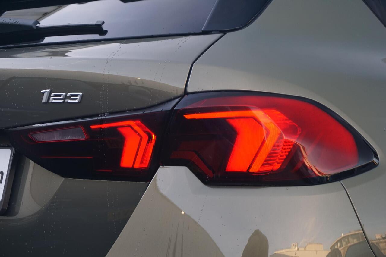 BMW 1-SERIE 123 xDrive M Sportpakket Pro 19'' | Panoramadak | Elektrisch verstelbare stoelen | Harman Kardon | Ekris Selection