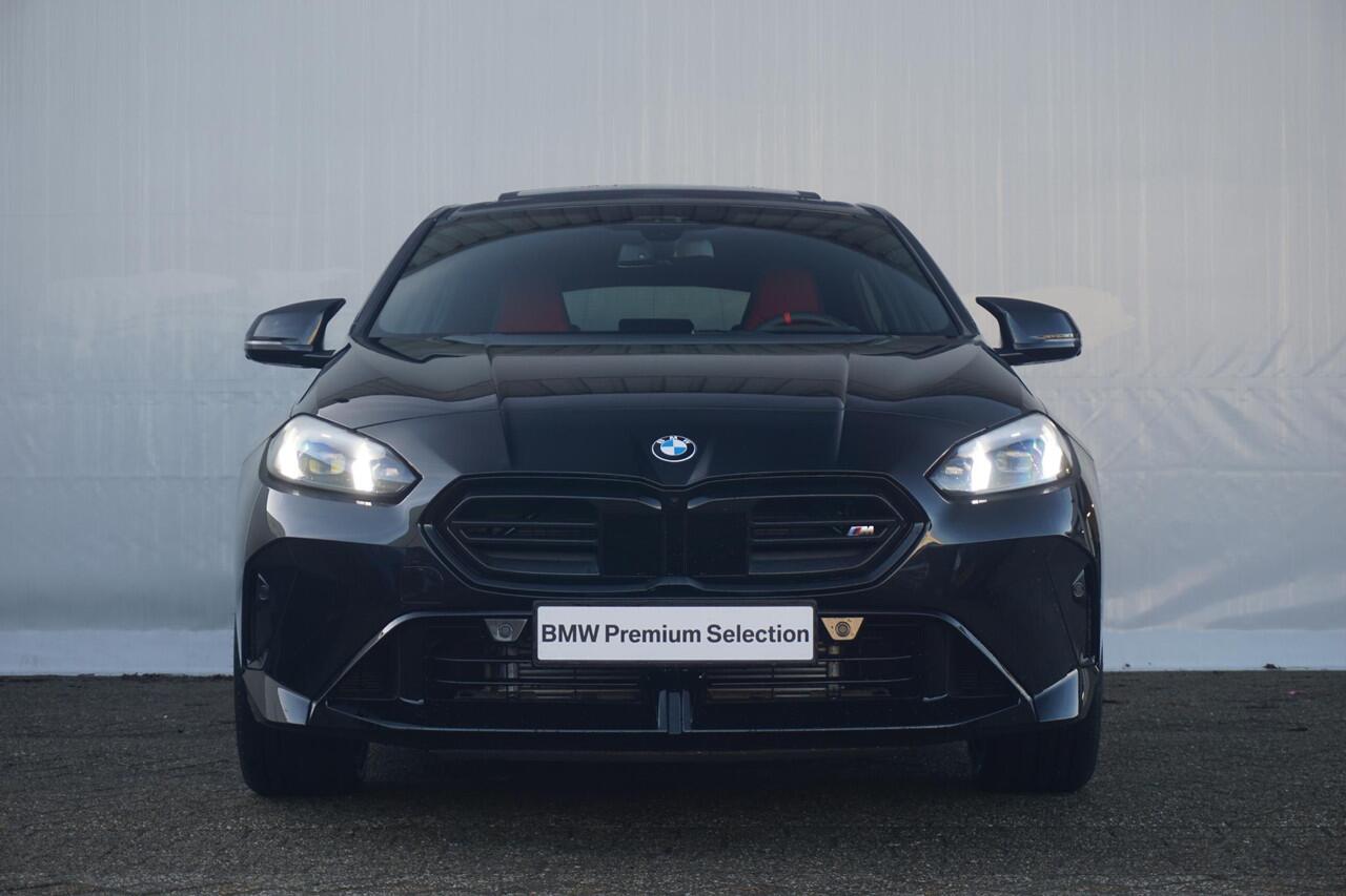 BMW 1-SERIE M135i xDrive M Sportpakket Pro 19'' / Harman Kardon / M Sportstoelen / Panoramadak / Elektrisch verstelbare stoelen / Head-Up Display