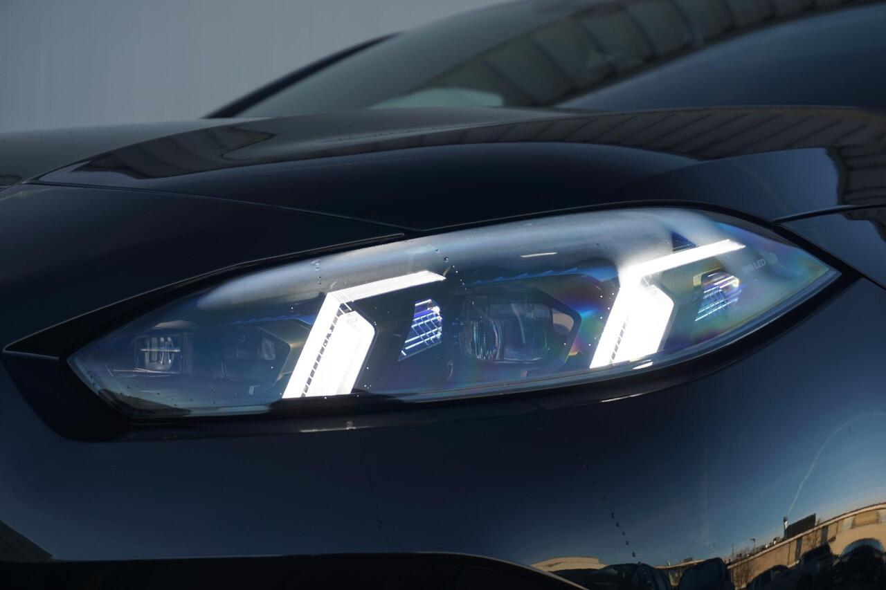 BMW 1-SERIE M135i xDrive M Sportpakket Pro 19'' / Harman Kardon / M Sportstoelen / Panoramadak / Elektrisch verstelbare stoelen / Head-Up Display