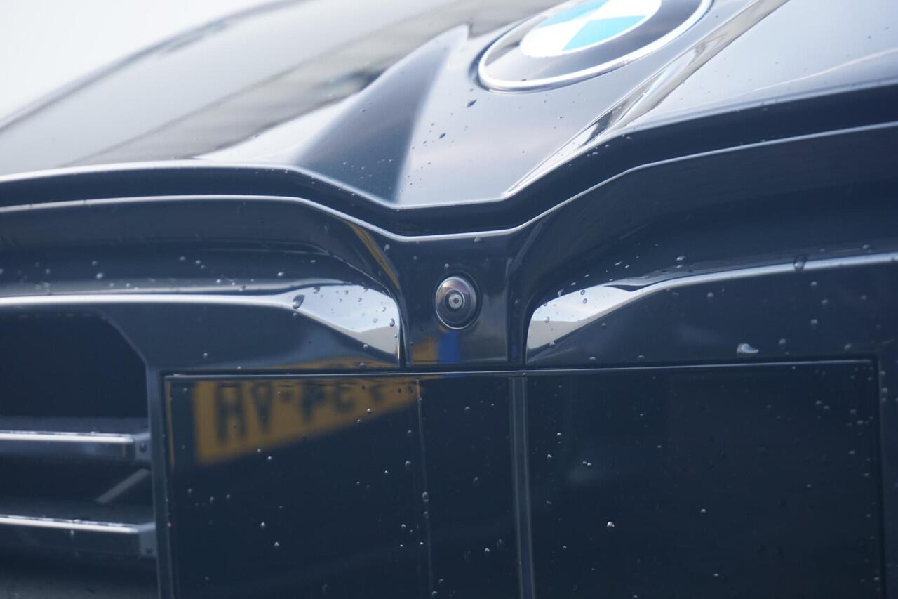 BMW 1-SERIE M135i xDrive M Sportpakket Pro 19'' / Harman Kardon / M Sportstoelen / Panoramadak / Elektrisch verstelbare stoelen / Head-Up Display