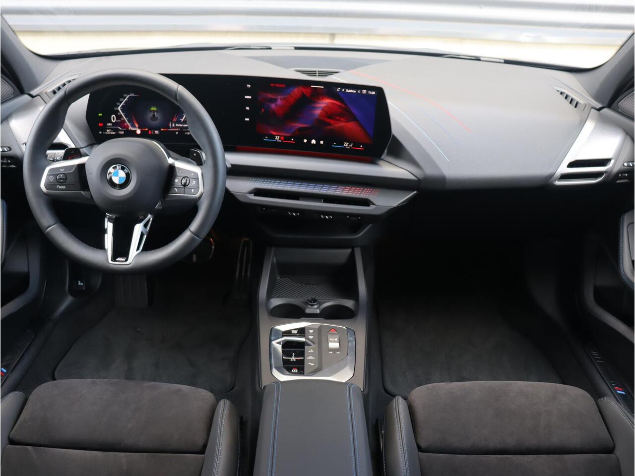 BMW 1-SERIE 5-deurs 120 | M Sportpakket | Panodak | Harman Kardon | Driving Assistant | Comfort Access | Getint Glas | Verwarmd Stuurwiel | Sporstoelen | 18'' LMV | Ekris Selection