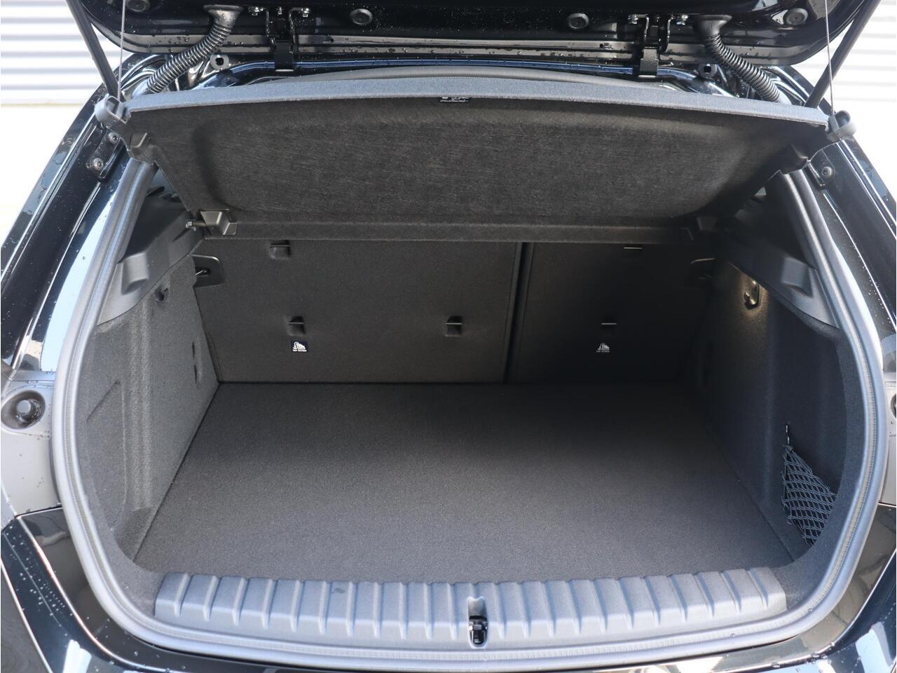 BMW 1-SERIE 5-deurs 120 | M Sportpakket | Panodak | Harman Kardon | Driving Assistant | Comfort Access | Getint Glas | Verwarmd Stuurwiel | Sporstoelen | 18'' LMV | Ekris Selection