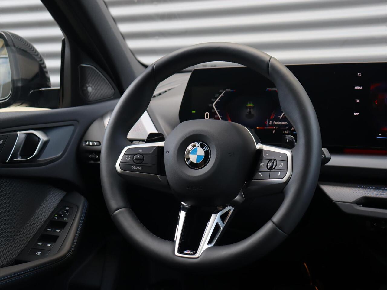 BMW 1-SERIE 5-deurs 120 | M Sportpakket | Panodak | Harman Kardon | Driving Assistant | Comfort Access | Getint Glas | Verwarmd Stuurwiel | Sporstoelen | 18'' LMV | Ekris Selection