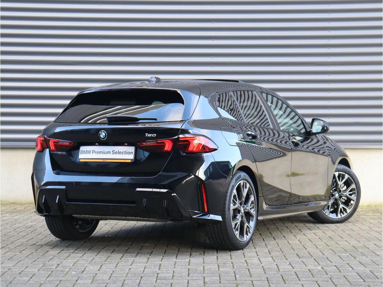 BMW 1-SERIE 5-deurs 120 | M Sportpakket | Panodak | Harman Kardon | Driving Assistant | Comfort Access | Getint Glas | Verwarmd Stuurwiel | Sporstoelen | 18'' LMV | Ekris Selection