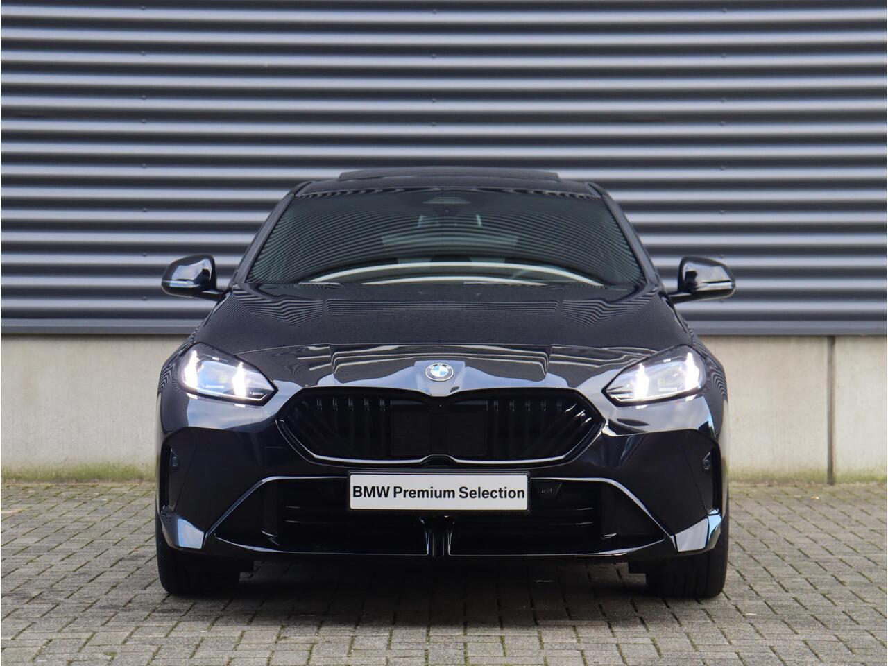 BMW 1-SERIE 5-deurs 120 | M Sportpakket | Panodak | Harman Kardon | Driving Assistant | Comfort Access | Getint Glas | Verwarmd Stuurwiel | Sporstoelen | 18'' LMV | Ekris Selection