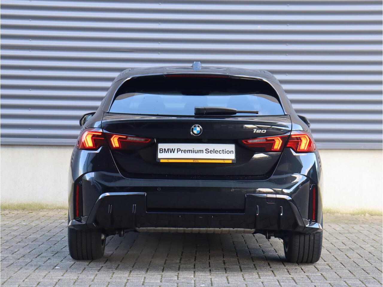 BMW 1-SERIE 5-deurs 120 | M Sportpakket | Panodak | Harman Kardon | Driving Assistant | Comfort Access | Getint Glas | Verwarmd Stuurwiel | Sporstoelen | 18'' LMV | Ekris Selection