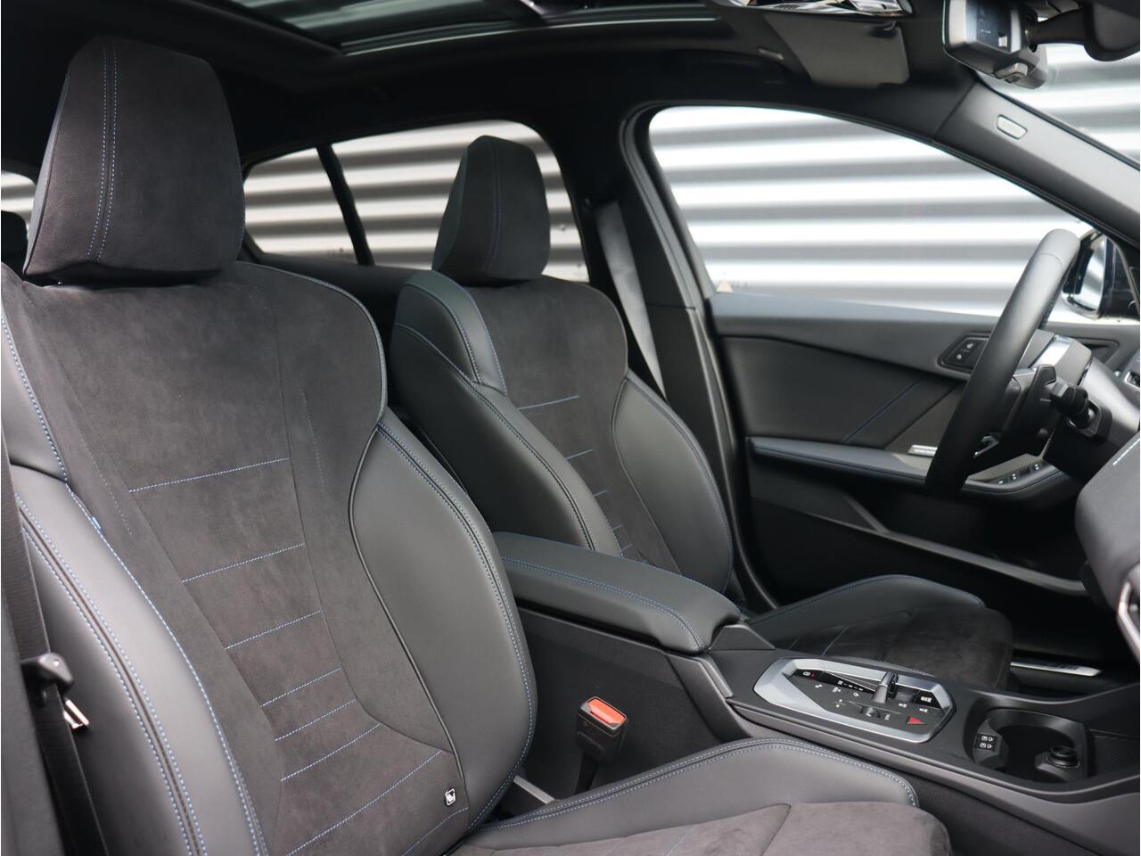 BMW 1-SERIE 5-deurs 120 | M Sportpakket | Panodak | Harman Kardon | Driving Assistant | Comfort Access | Getint Glas | Verwarmd Stuurwiel | Sporstoelen | 18'' LMV | Ekris Selection