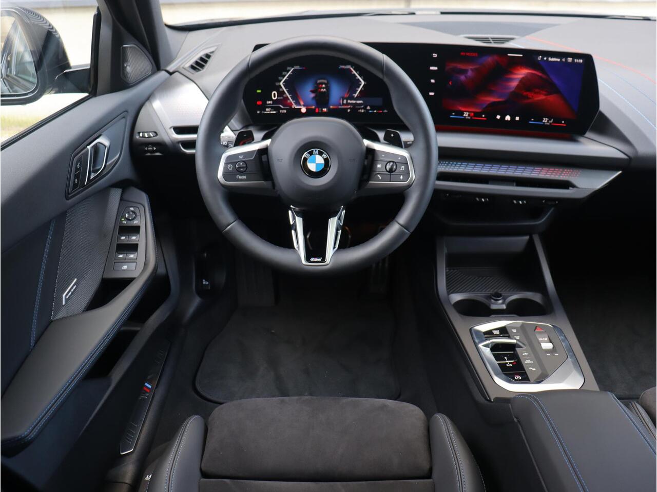 BMW 1-SERIE 5-deurs 120 | M Sportpakket | Panodak | Harman Kardon | Driving Assistant | Comfort Access | Getint Glas | Verwarmd Stuurwiel | Sporstoelen | 18'' LMV | Ekris Selection