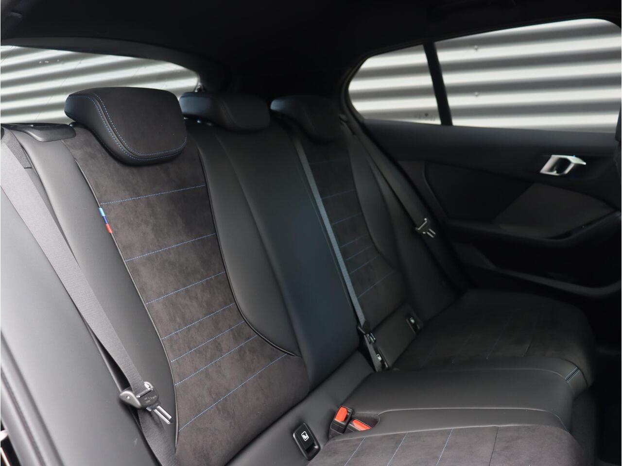 BMW 1-SERIE 5-deurs 120 | M Sportpakket | Panodak | Harman Kardon | Driving Assistant | Comfort Access | Getint Glas | Verwarmd Stuurwiel | Sporstoelen | 18'' LMV | Ekris Selection