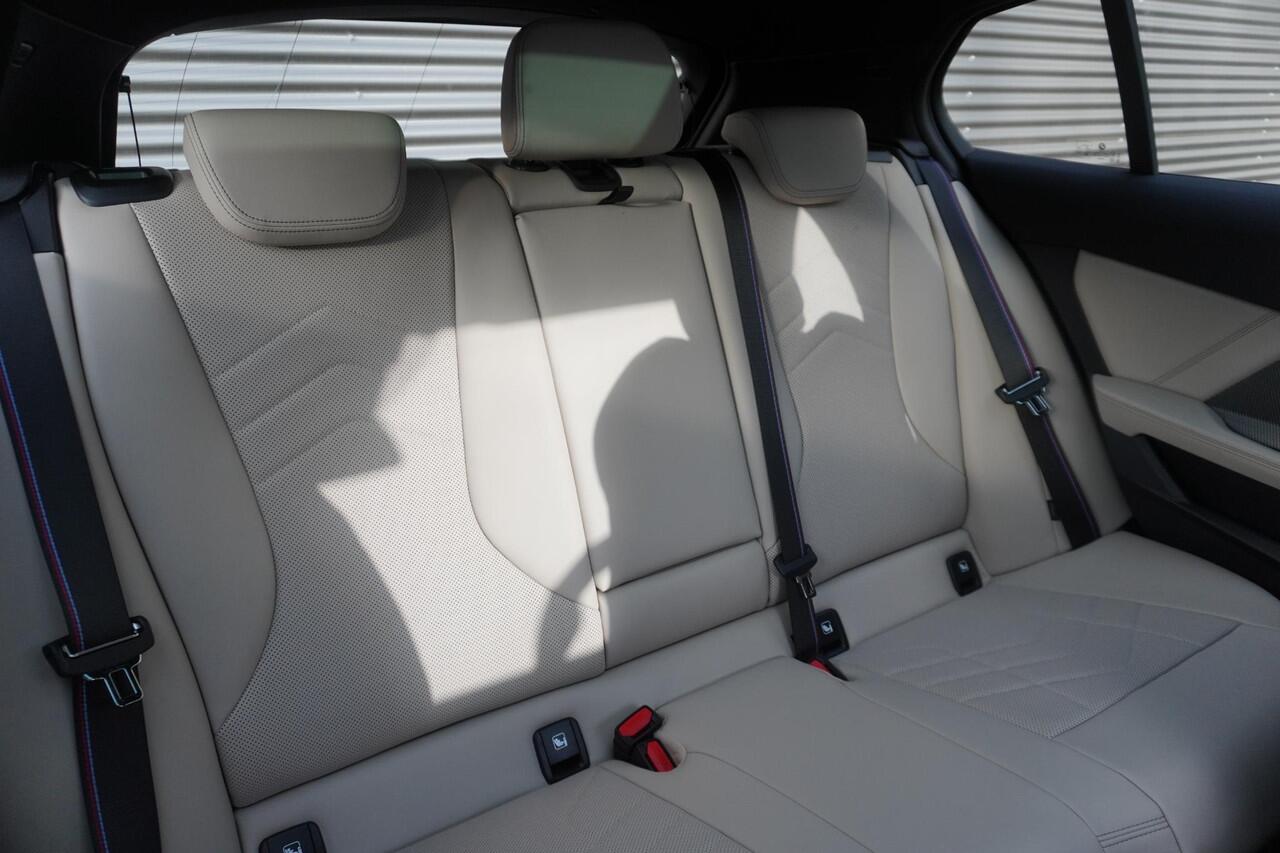 BMW 1-SERIE 120 M Sportpakket Pro | Stuurwielrand verwarmd | BMW Iconic Glow nierengrille | Harman-Kardon sound system | Glazen panoramadak | Driving Assistant | Ekris Selection