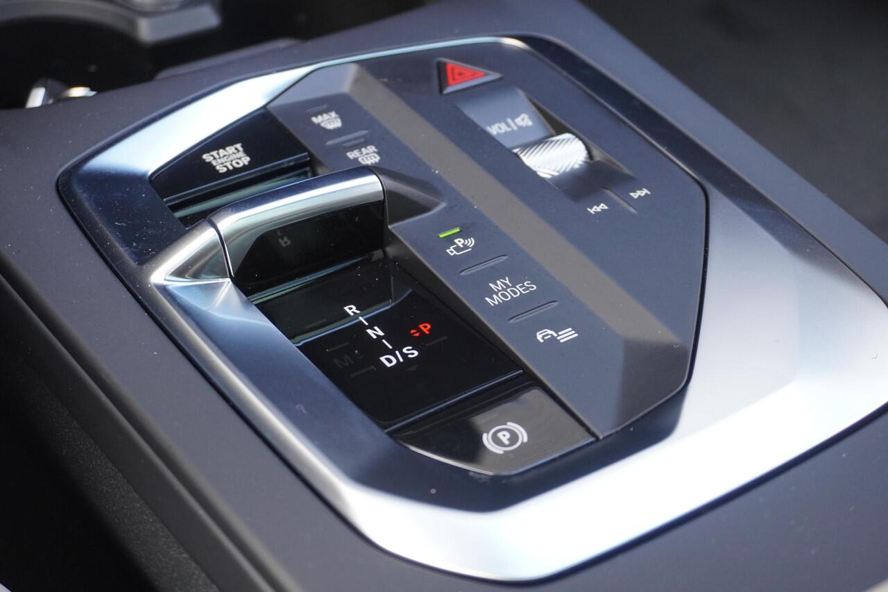 BMW 1-SERIE 120 M Sportpakket Pro | Stuurwielrand verwarmd | BMW Iconic Glow nierengrille | Harman-Kardon sound system | Glazen panoramadak | Driving Assistant | Ekris Selection