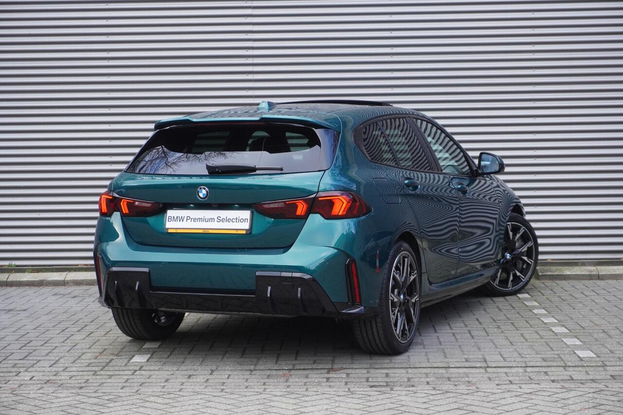 BMW 1-SERIE 120 M Sportpakket Pro | Stuurwielrand verwarmd | BMW Iconic Glow nierengrille | Harman-Kardon sound system | Glazen panoramadak | Driving Assistant | Ekris Selection