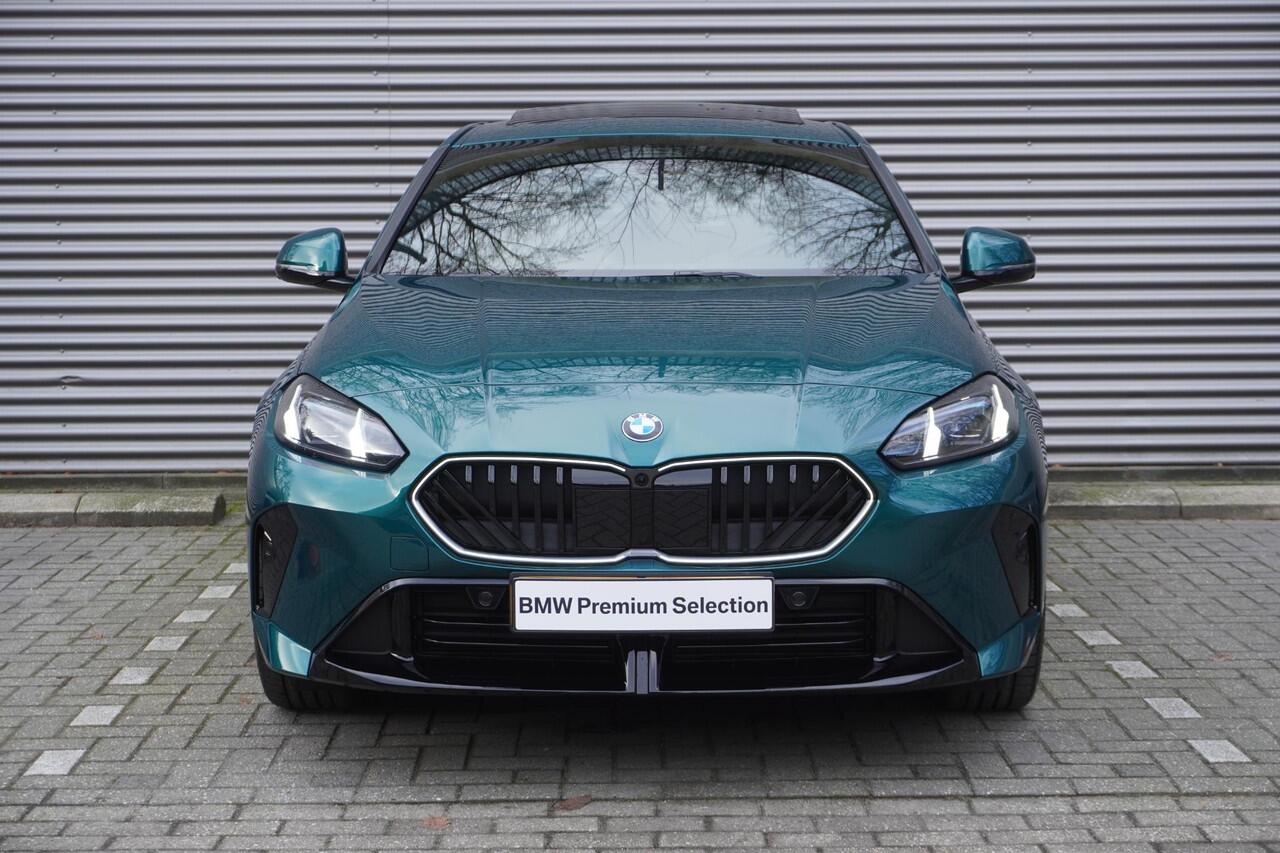 BMW 1-SERIE 120 M Sportpakket Pro | Stuurwielrand verwarmd | BMW Iconic Glow nierengrille | Harman-Kardon sound system | Glazen panoramadak | Driving Assistant | Ekris Selection