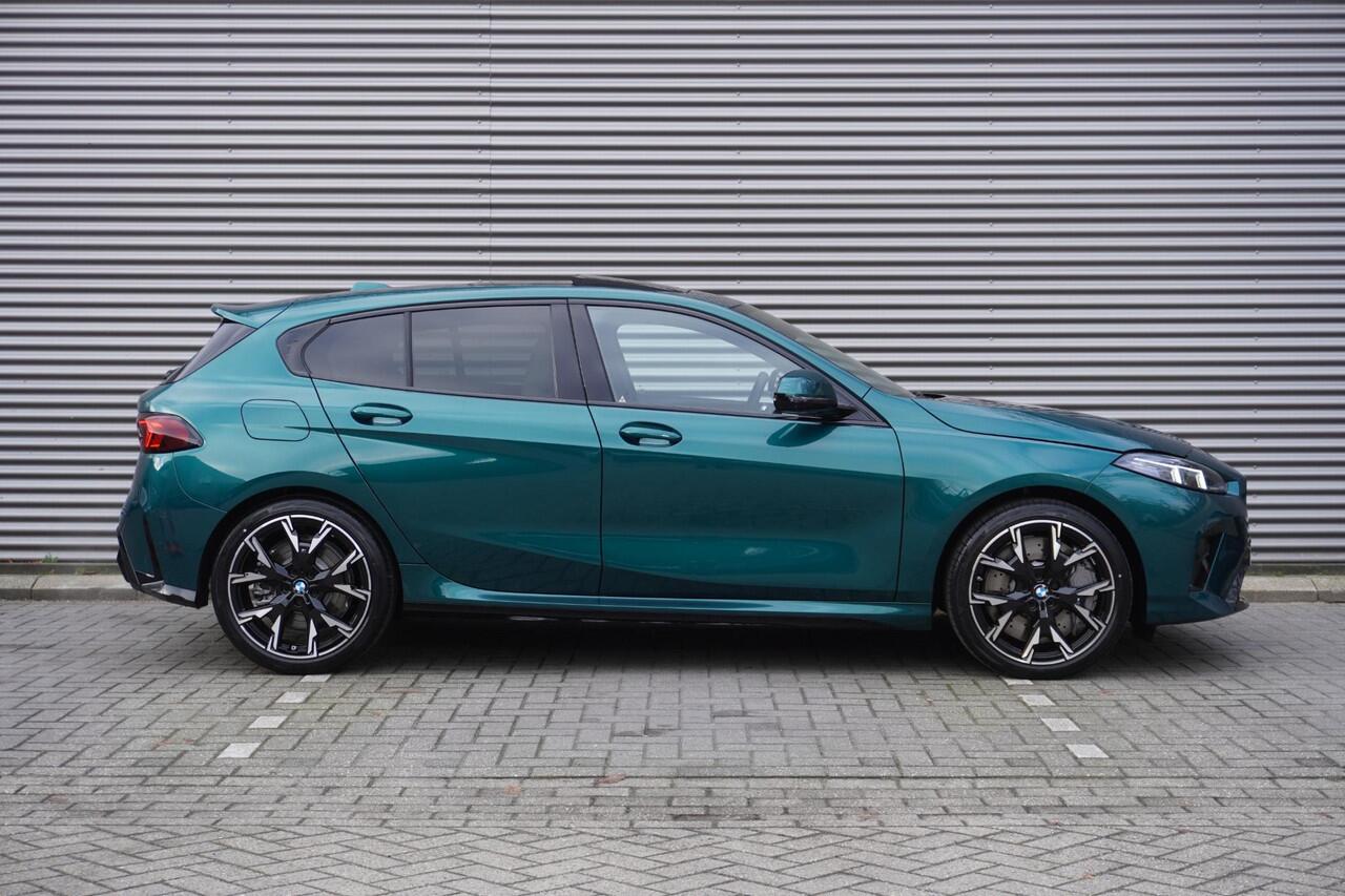 BMW 1-SERIE 120 M Sportpakket Pro | Stuurwielrand verwarmd | BMW Iconic Glow nierengrille | Harman-Kardon sound system | Glazen panoramadak | Driving Assistant | Ekris Selection