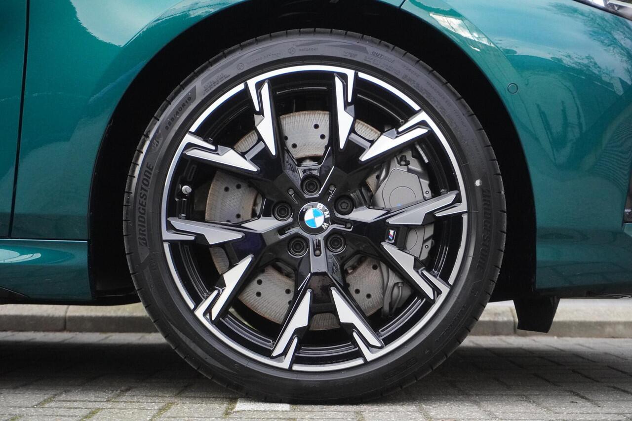 BMW 1-SERIE 120 M Sportpakket Pro | Stuurwielrand verwarmd | BMW Iconic Glow nierengrille | Harman-Kardon sound system | Glazen panoramadak | Driving Assistant | Ekris Selection