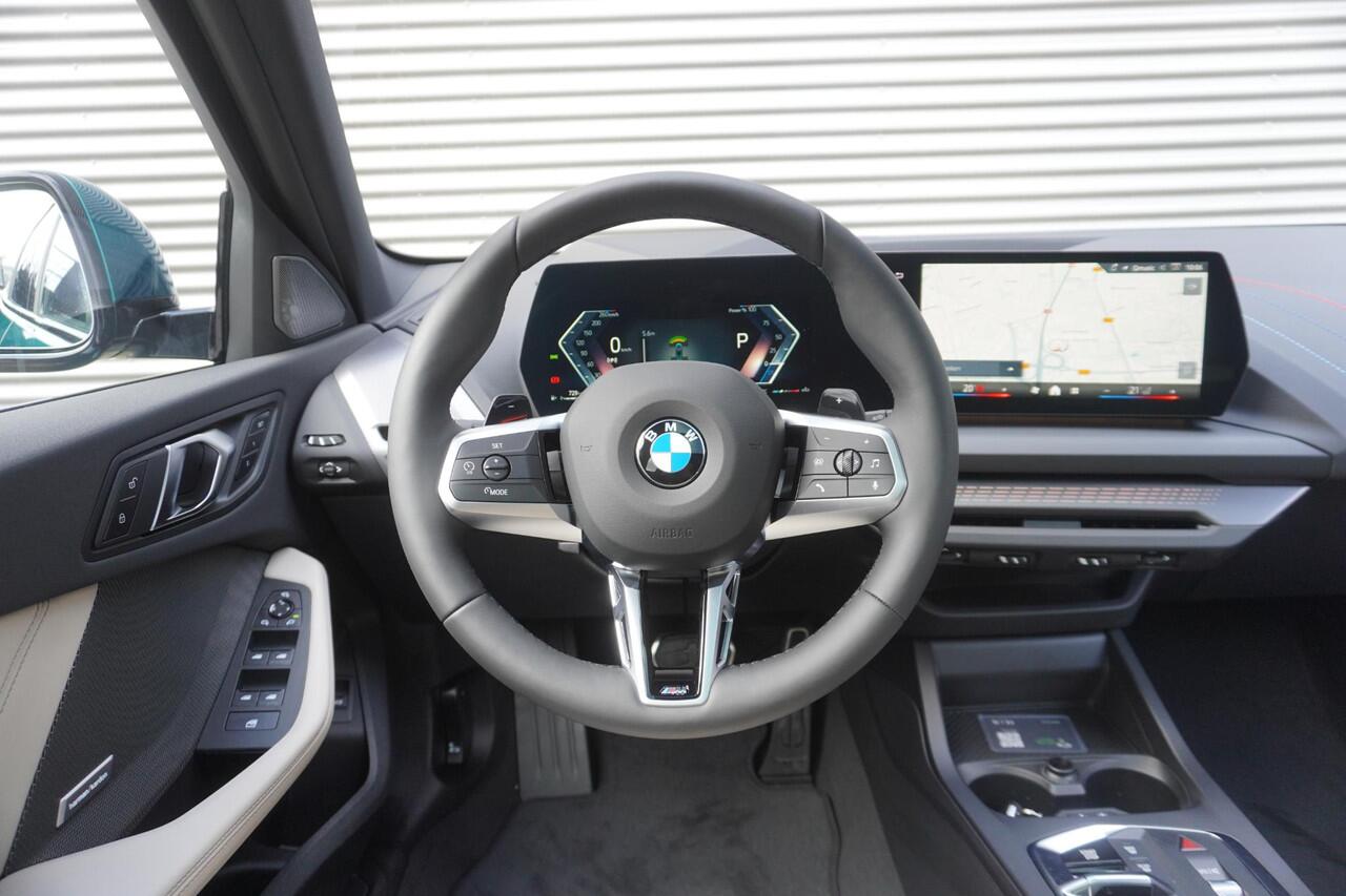 BMW 1-SERIE 120 M Sportpakket Pro | Stuurwielrand verwarmd | BMW Iconic Glow nierengrille | Harman-Kardon sound system | Glazen panoramadak | Driving Assistant | Ekris Selection