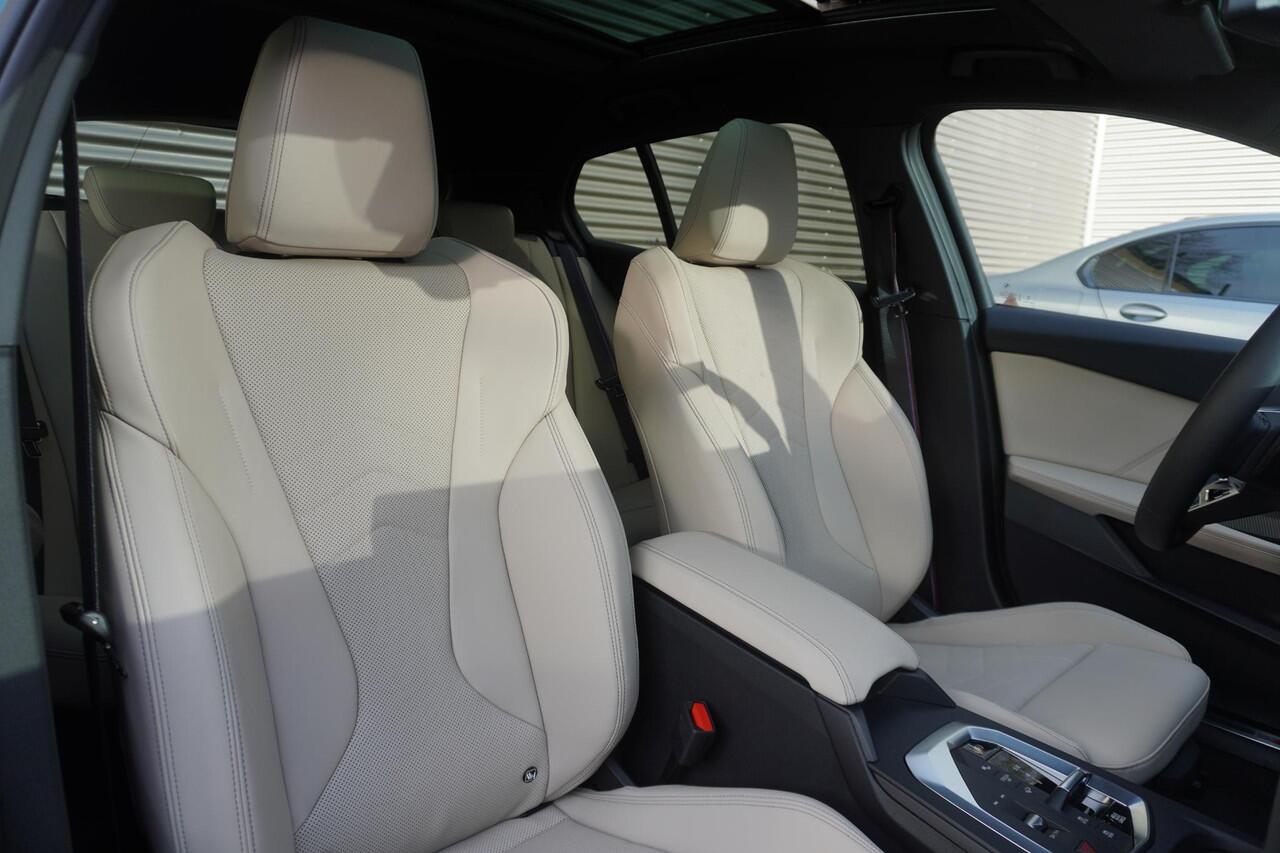 BMW 1-SERIE 120 M Sportpakket Pro | Stuurwielrand verwarmd | BMW Iconic Glow nierengrille | Harman-Kardon sound system | Glazen panoramadak | Driving Assistant | Ekris Selection