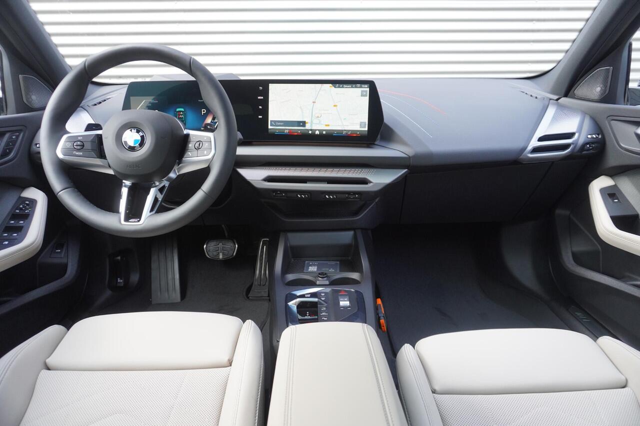 BMW 1-SERIE 120 M Sportpakket Pro | Stuurwielrand verwarmd | BMW Iconic Glow nierengrille | Harman-Kardon sound system | Glazen panoramadak | Driving Assistant | Ekris Selection