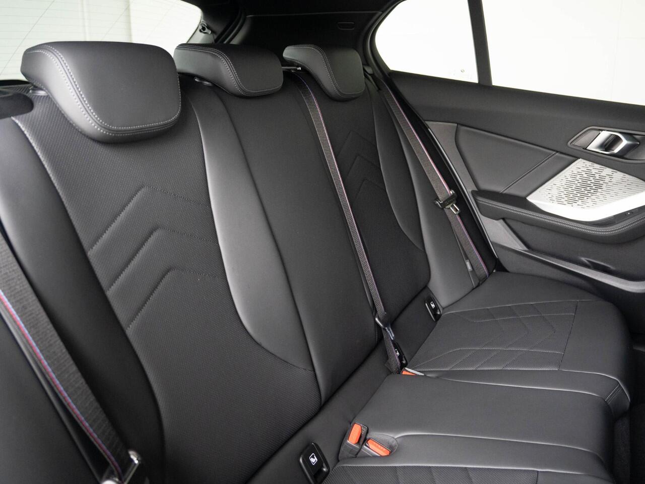 BMW 1-SERIE 120 | M Sportpakket Pro | Premium Pack | Glazen panoramadak | Driving Assistent | 19 inch | Stuurwielverwarming | M Sportremsysteem Rot | M Adaptief onderstel
