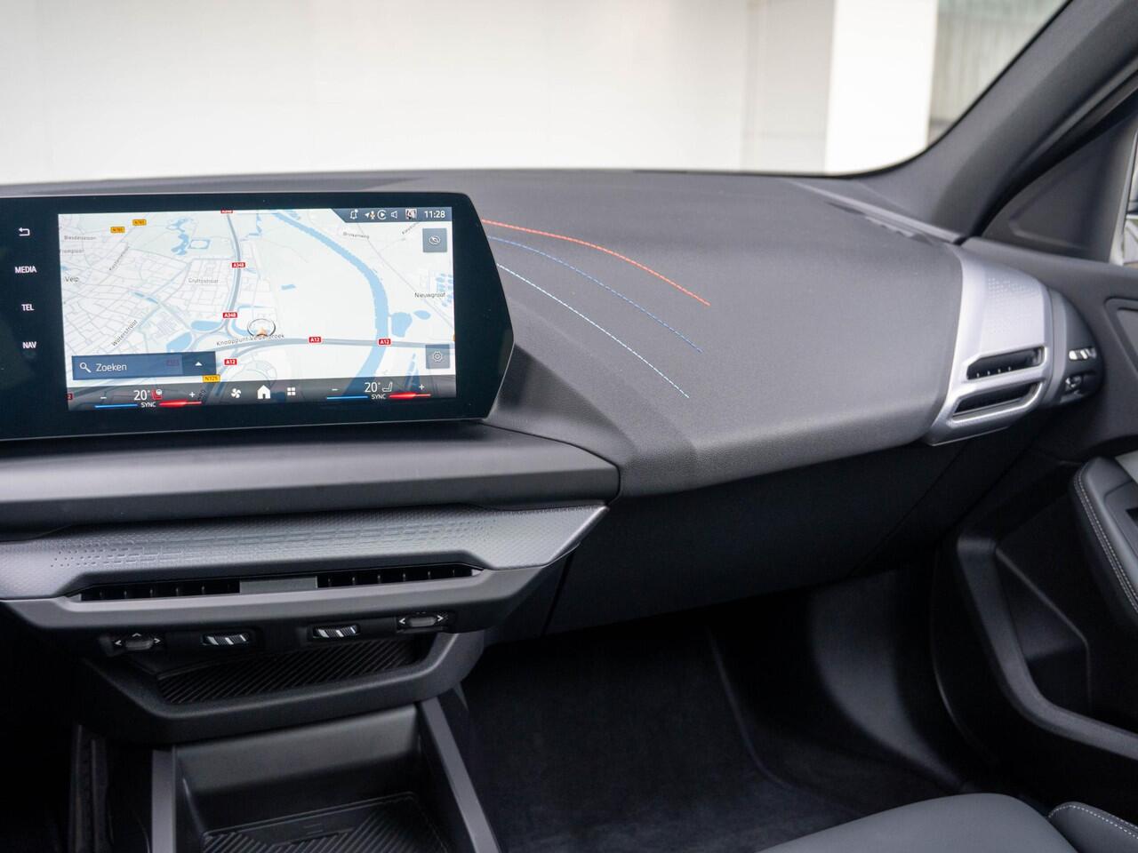 BMW 1-SERIE 120 | M Sportpakket Pro | Premium Pack | Glazen panoramadak | Driving Assistent | 19 inch | Stuurwielverwarming | M Sportremsysteem Rot | M Adaptief onderstel