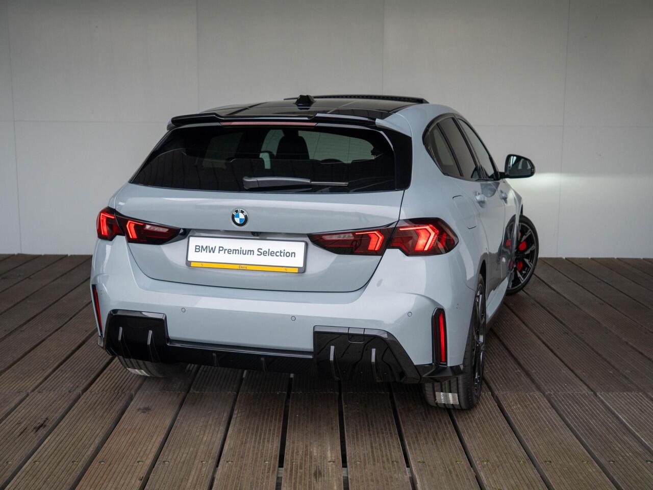 BMW 1-SERIE 120 | M Sportpakket Pro | Premium Pack | Glazen panoramadak | Driving Assistent | 19 inch | Stuurwielverwarming | M Sportremsysteem Rot | M Adaptief onderstel