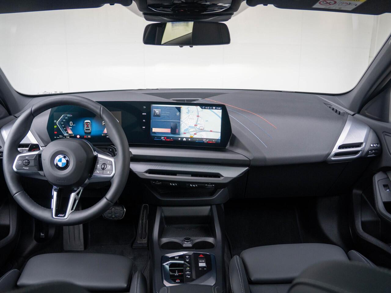 BMW 1-SERIE 120 | M Sportpakket Pro | Premium Pack | Glazen panoramadak | Driving Assistent | 19 inch | Stuurwielverwarming | M Sportremsysteem Rot | M Adaptief onderstel