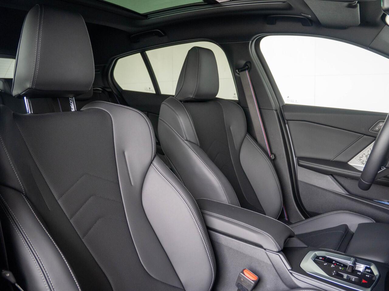 BMW 1-SERIE 120 | M Sportpakket Pro | Premium Pack | Glazen panoramadak | Driving Assistent | 19 inch | Stuurwielverwarming | M Sportremsysteem Rot | M Adaptief onderstel