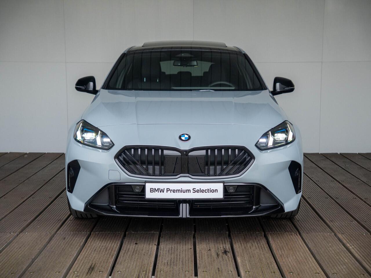 BMW 1-SERIE 120 | M Sportpakket Pro | Premium Pack | Glazen panoramadak | Driving Assistent | 19 inch | Stuurwielverwarming | M Sportremsysteem Rot | M Adaptief onderstel