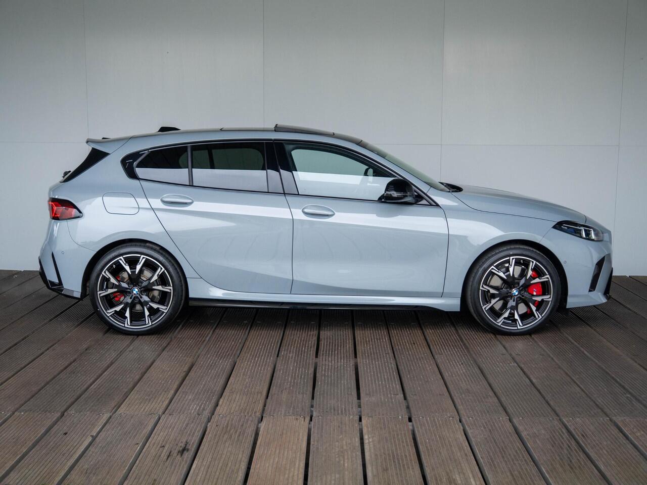 BMW 1-SERIE 120 | M Sportpakket Pro | Premium Pack | Glazen panoramadak | Driving Assistent | 19 inch | Stuurwielverwarming | M Sportremsysteem Rot | M Adaptief onderstel