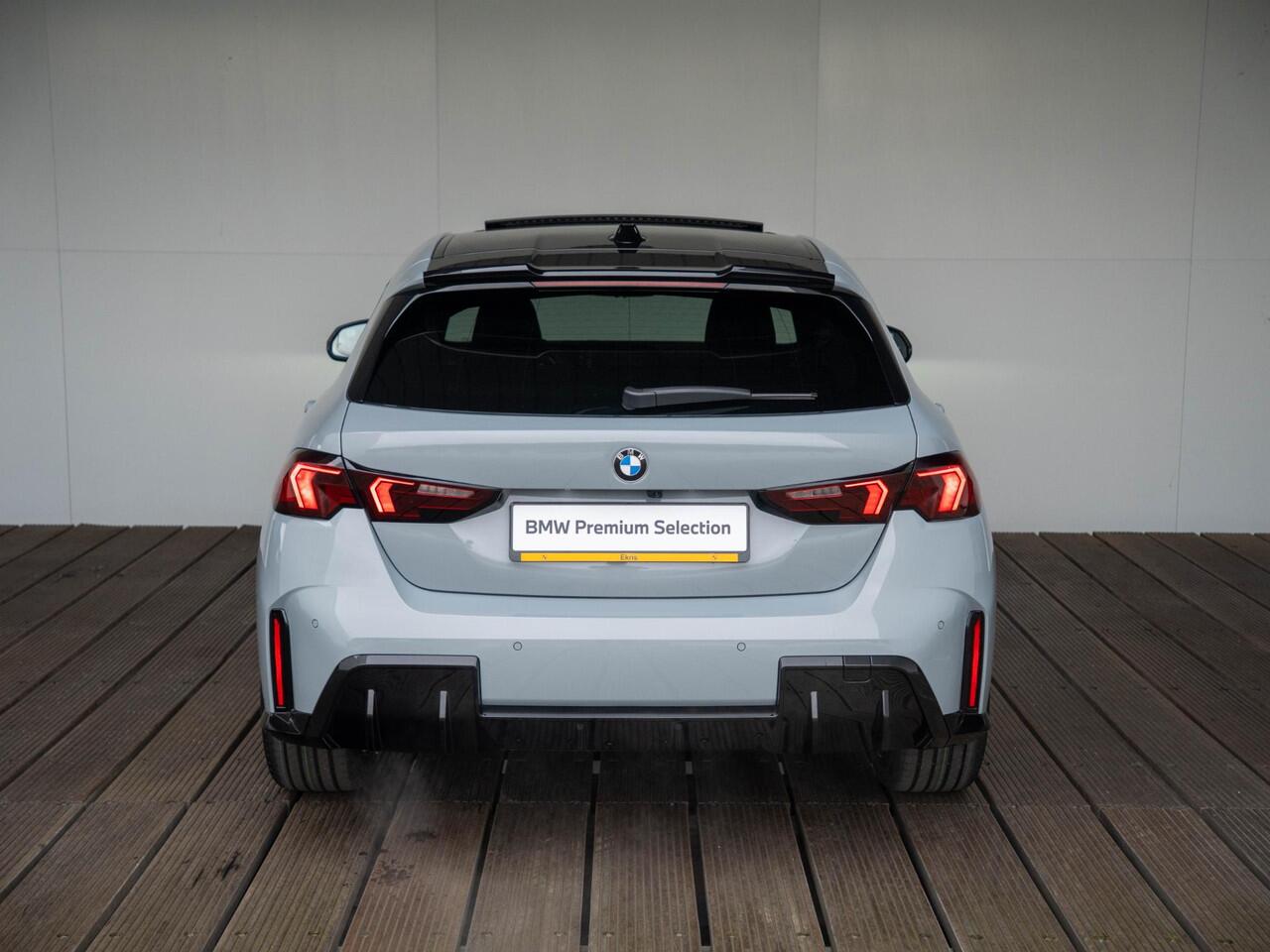 BMW 1-SERIE 120 | M Sportpakket Pro | Premium Pack | Glazen panoramadak | Driving Assistent | 19 inch | Stuurwielverwarming | M Sportremsysteem Rot | M Adaptief onderstel