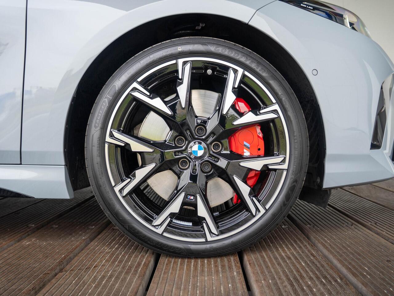 BMW 1-SERIE 120 | M Sportpakket Pro | Premium Pack | Glazen panoramadak | Driving Assistent | 19 inch | Stuurwielverwarming | M Sportremsysteem Rot | M Adaptief onderstel